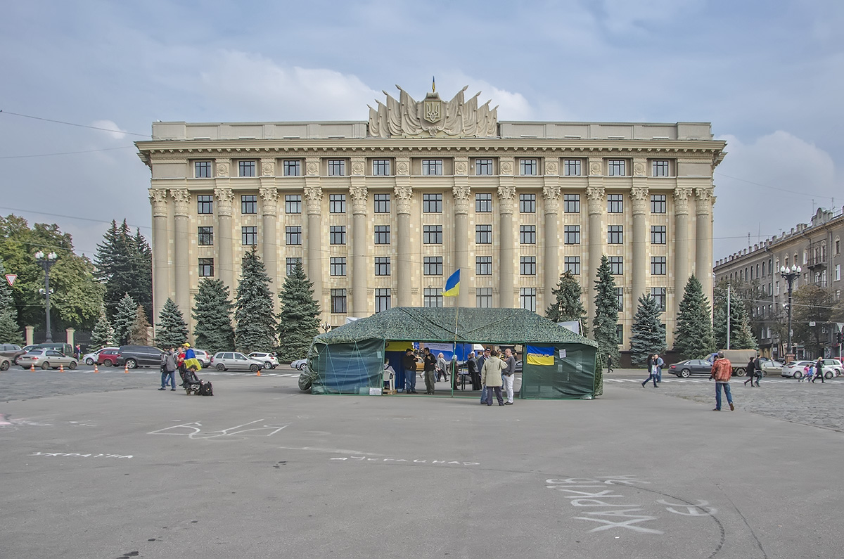 Палатку на центральной площади Харькова рвут на части