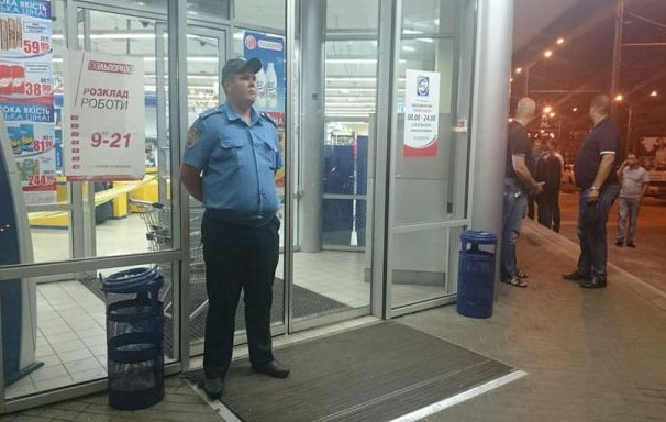 В центре города полицейские оцепили популярный супермаркет (дополнено)