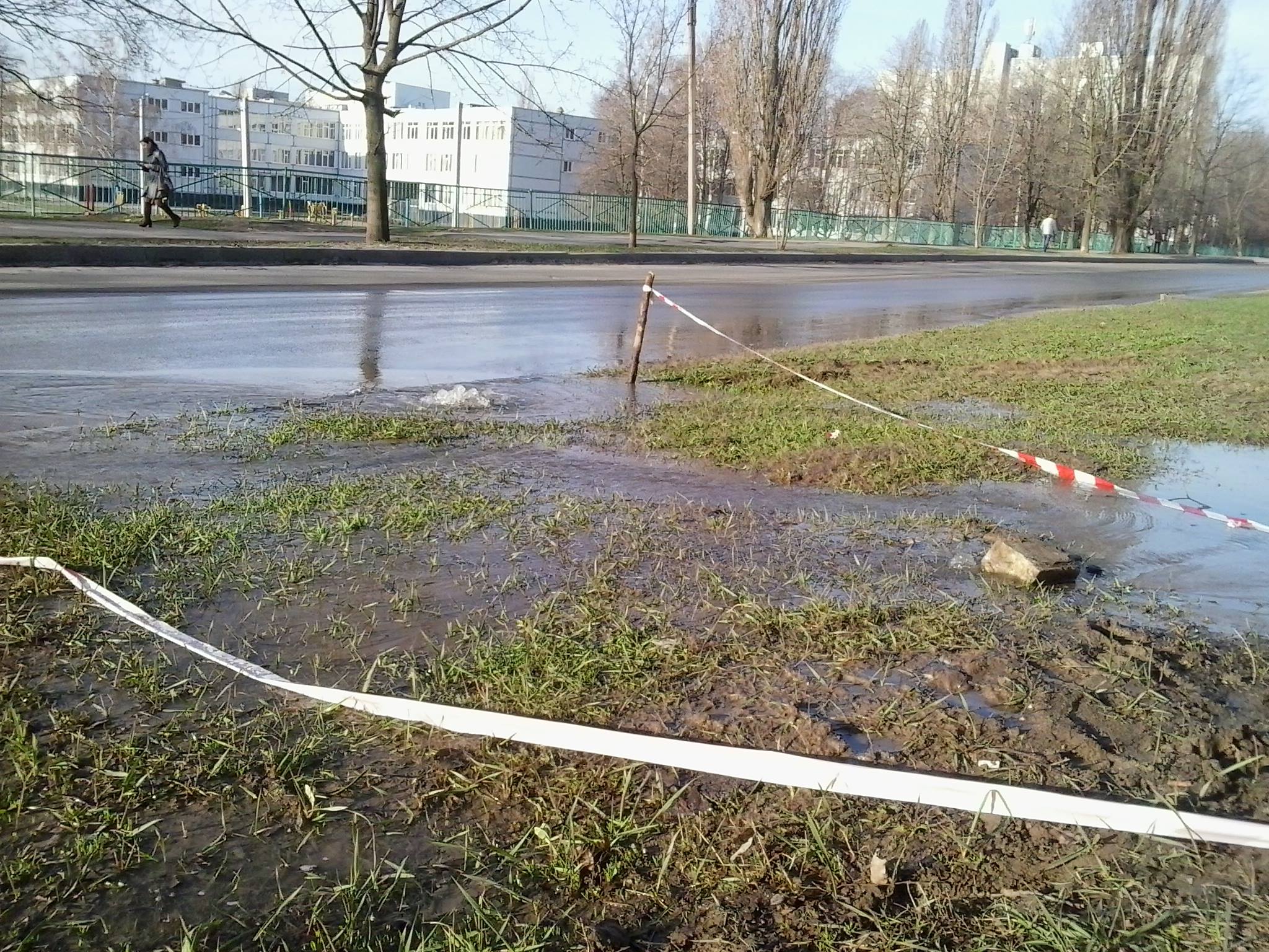Возле харьковской школы потоп (ФОТО, ВИДЕО)