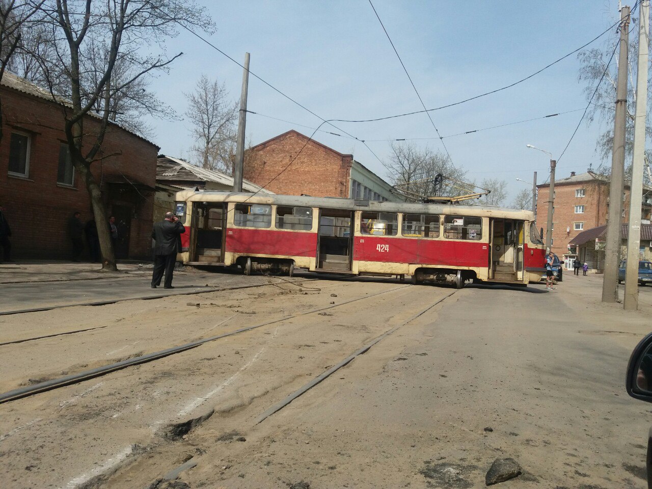 Мегадрифт в Харькове. Трамвай перегородил дорогу (ФОТО)