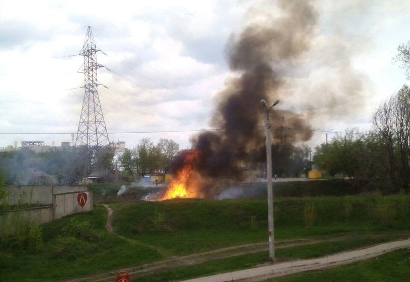 Огонь объял берег реки в Харькове (ФОТО)