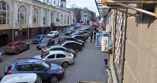 Пешеходы выживают автолюбителей из центра Харькова
