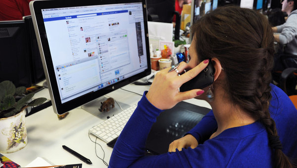 Офисные работники страдают из-за социальных сетей (ИНФОГРАФИКА)