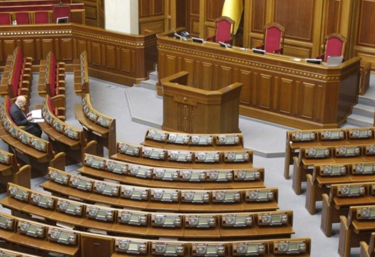 Запретить политические партии просят украинцы