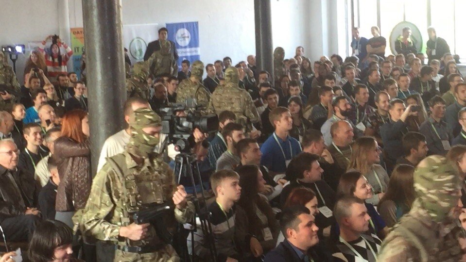 Люди с автоматами ворвались на сходку хакеров в Харькове 