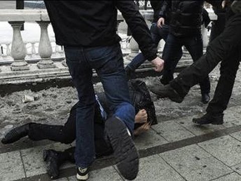 В Харькове избитый полицейский всю ночь пролежал без сознания на улице