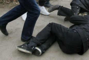 Нападение на полицейского в Харькове сняли на видео