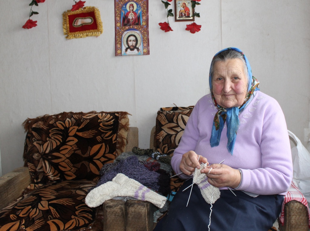 Чудом прозревшая бабушка из поселка на Харьковщине обогрела половину Донбасса