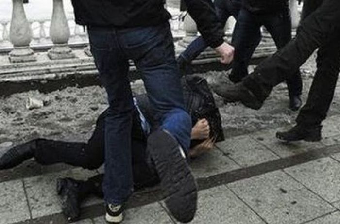 Жестоко избитый в Харькове полицейский стремительно теряет вес