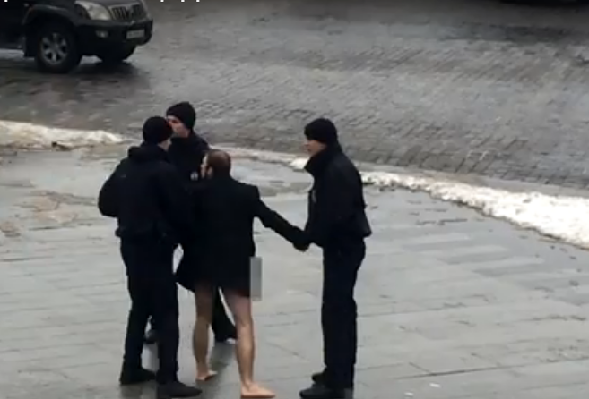 Неадекватный мужчина испугал школьников на Одесской