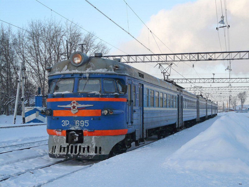 В Харьковской области вынужденно остановили два поезда