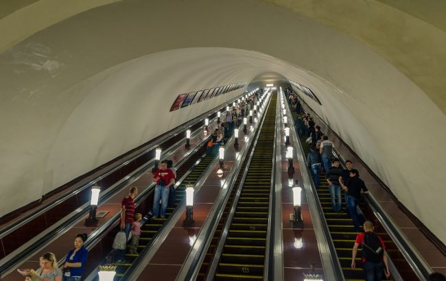 В сети появилось видео момента падения мужчины на рельсы метро (ФОТО, ВИДЕО)