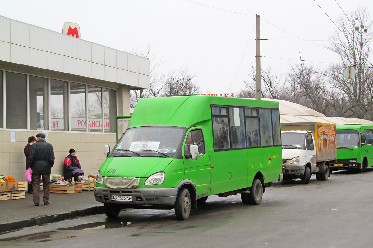 Переполненная маршрутка попала в опасность в Харькове (ФОТО)