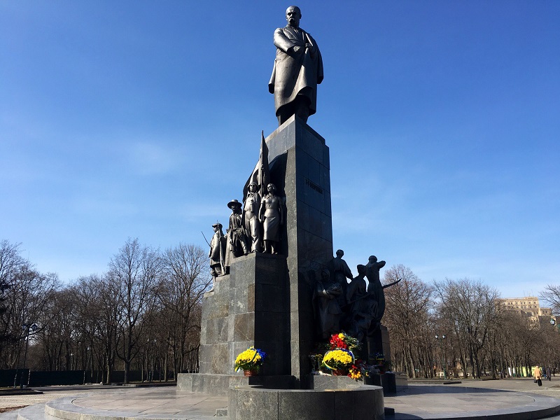 Цветы к памятнику Шевченко возлагали под пристальным контролем