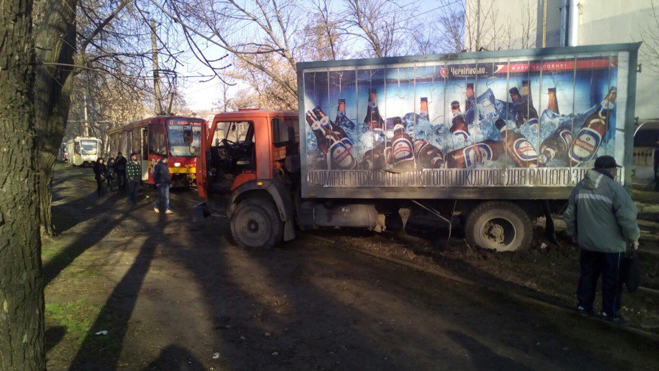 Движение трамваев заблокировали на Салтовке (ФОТО)