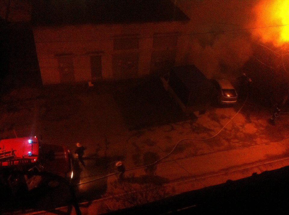 Автомобиль загорелся на ходу в Харькове (ФОТО, ВИДЕО)