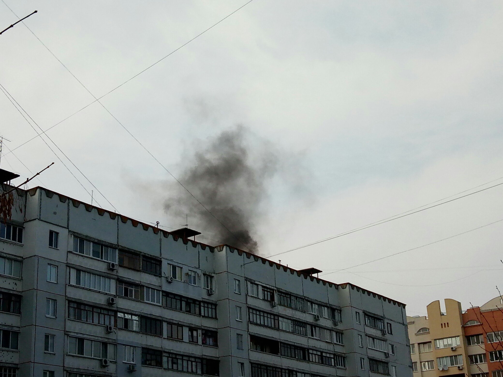 Черный дым испугал жителей Салтовки (фото)