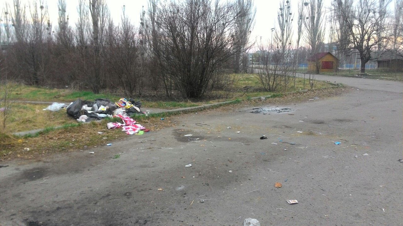 Любители чистоты засыпали мусором харьковский парк (фото)