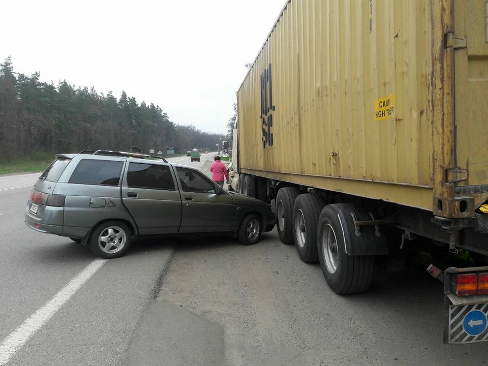 Неуправляемый грузовик стал причиной ЧП в Харькове (фото)