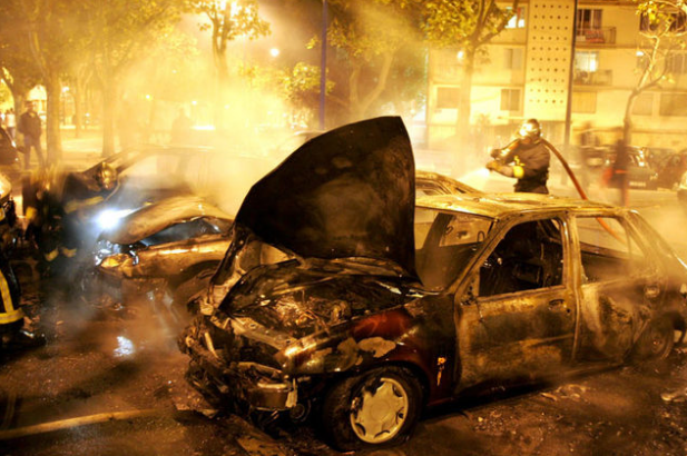 В Харькове массово уничтожают автомобили