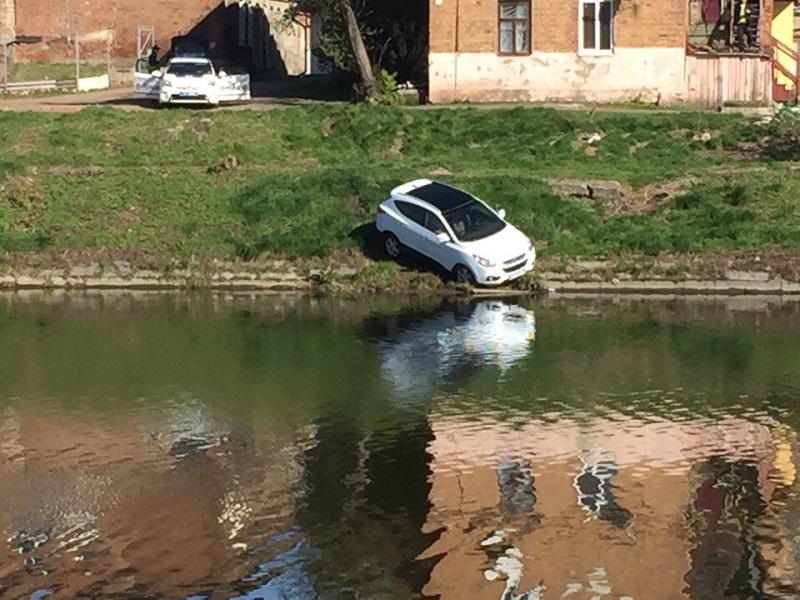 Машина слетела в реку в Харькове (фото)
