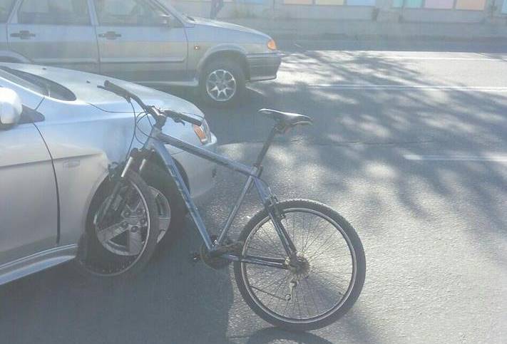 В центре Харькова велосипедист разбил чужую иномарку