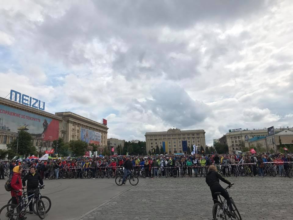 Сотни человек собрались в центре Харькова с необычной целью (фото)
