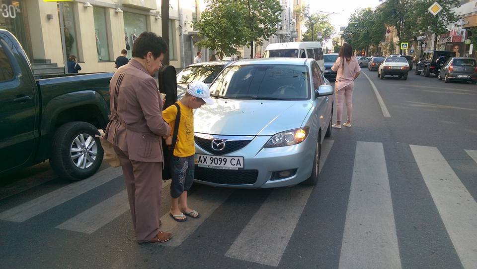 В центре Харькова под колеса машины попала экс-чиновница с ребенком (фото)