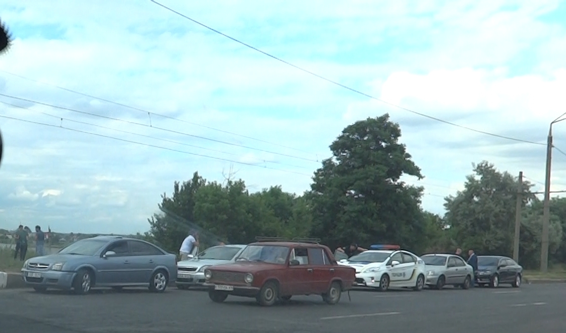 Проблемы на дорогах задержали харьковчан на пути домой (фото, видео)