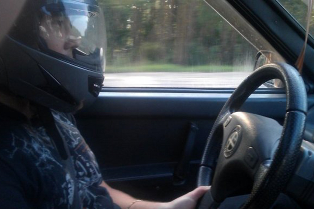 Харьковских автолюбителей заставят ездить в шлемах 