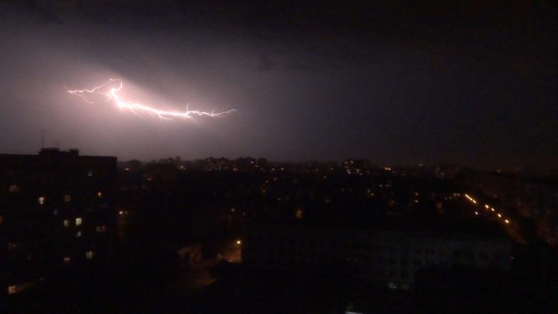 Ночью небо над Харьковом рассекали яркие вспышки (фото, дополнено)