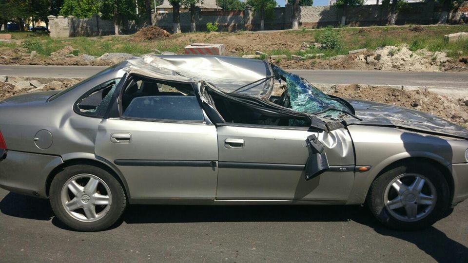 Авария в Харькове. Машина сложилась почти вдвое (фото)