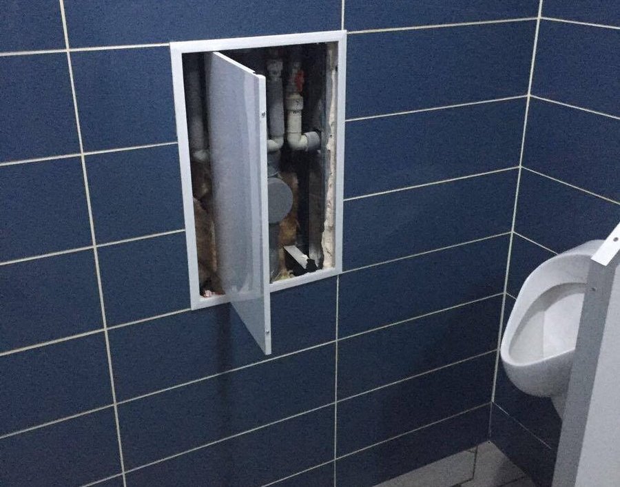 Огромные деньги обнаружили в туалете харьковского учреждения (фото)