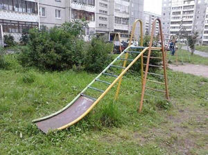Маленькие жители Харькова ломают ноги на детской площадке