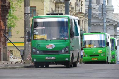 В Харькове неадекватный водитель маршрутки покрыл матом полицейских (видео)