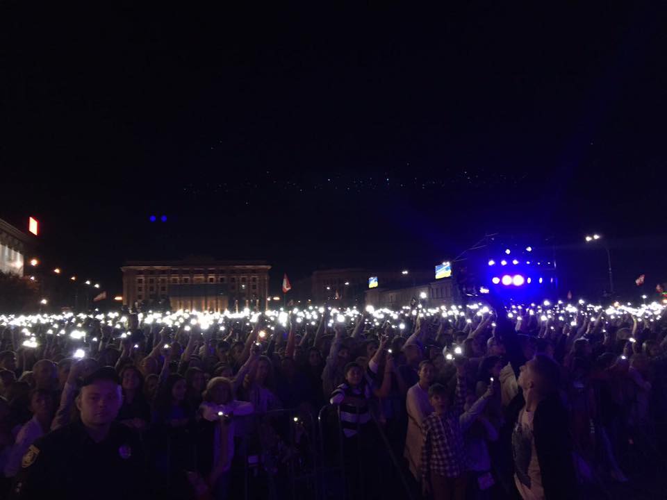 Огромная толпа собралась в центре Харькова (фото)