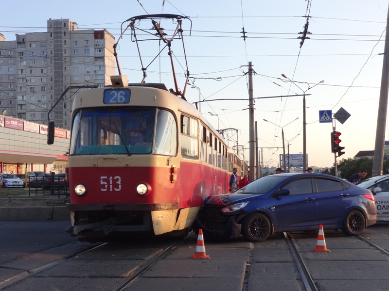 Скандал остановил движение транспорта на Салтовке (фото, видео)