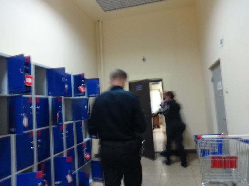 В крупном харьковском супермаркете женщину оставили без покупок и денег (фото)
