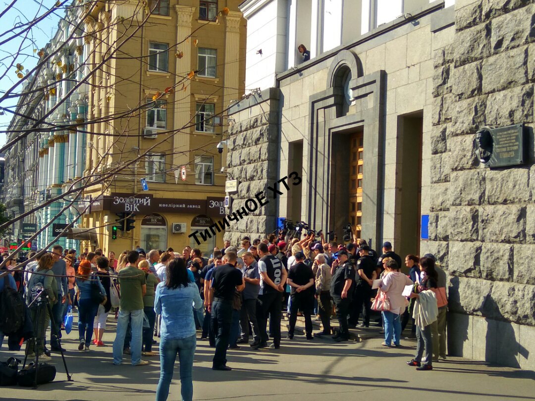Толпа собралась возле здания Харьковской мэрии (фото)