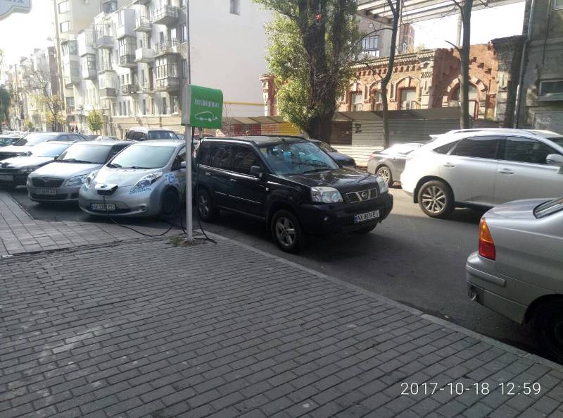 Наглый водитель ошарашил коллегу в центре Харькова (фото)