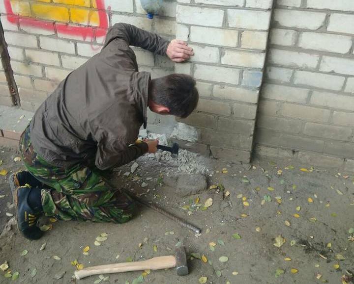 В Харькове мужчинам пришлось разобрать дом из-за странных звуков (фото)