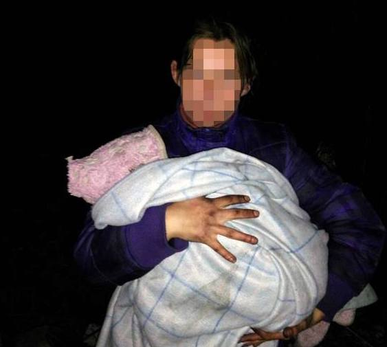 Стало известно, что заставило девушку с ребенком жить в лесной хижине в Харькове (фото)