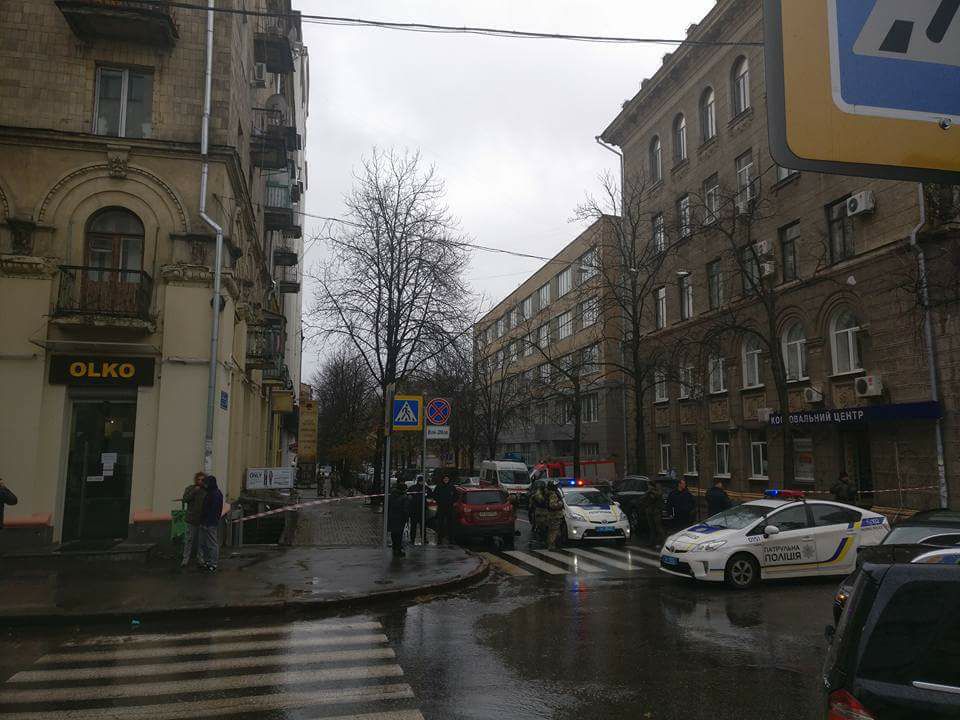 Правоохранители оцепили здание в центре Харькова (фото, дополнено)
