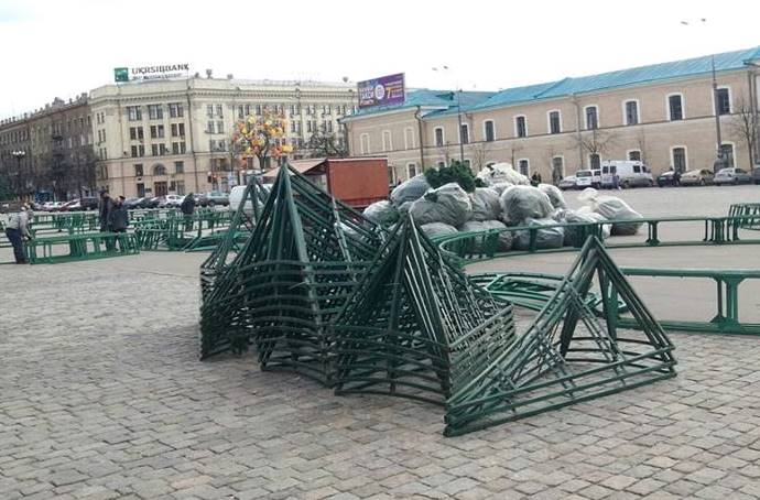 В центре Харькова начали сборку знакового объекта (фото)