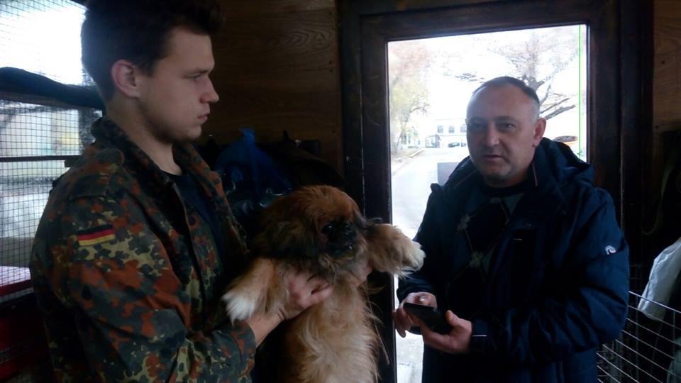 В Харькове мужчина с объявлениями порадовал плачущую пенсионерку