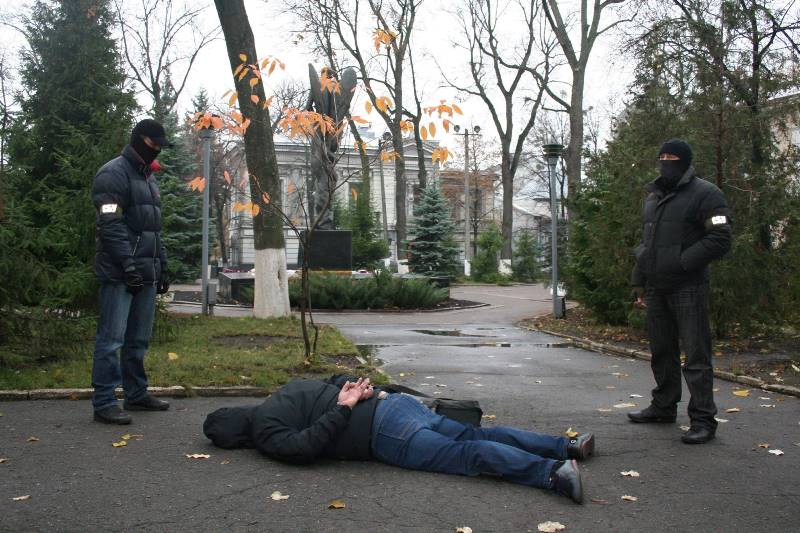 Задержание в центре Харькова. Мужчины везли опасное вещество из Европы (фото)