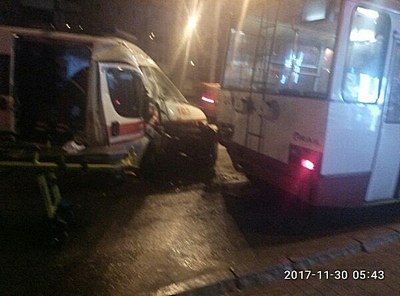 Автомобиль скорой помощи врезался в троллейбус в Харькове (фото)