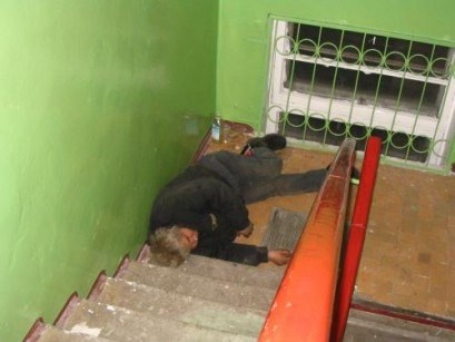 Жителей многоэтажек в Харькове заставили бороться с бездомными (фото)
