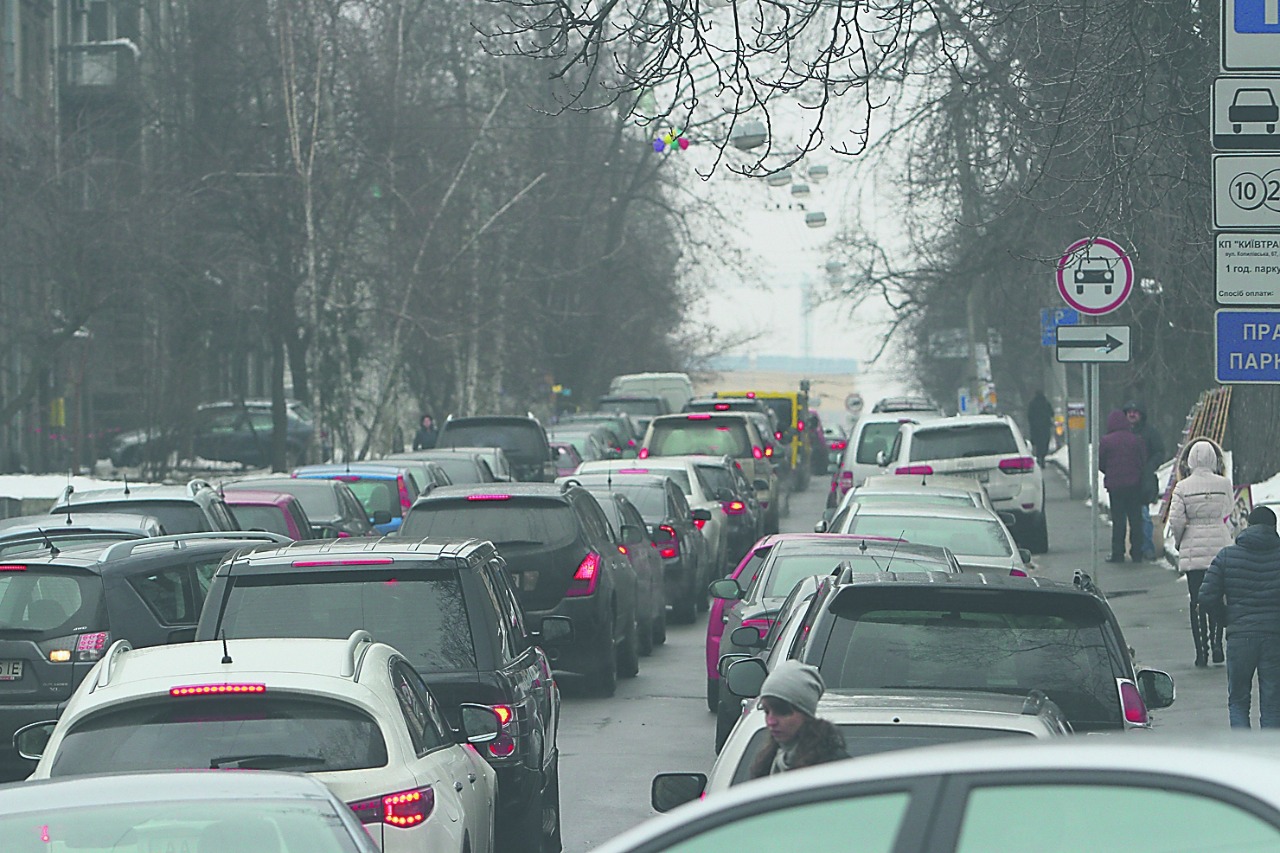 В Харькове хотят запретить парковаться на обочинах