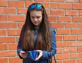 В Харькове рассеянную девушку заставили поверить в чудо 